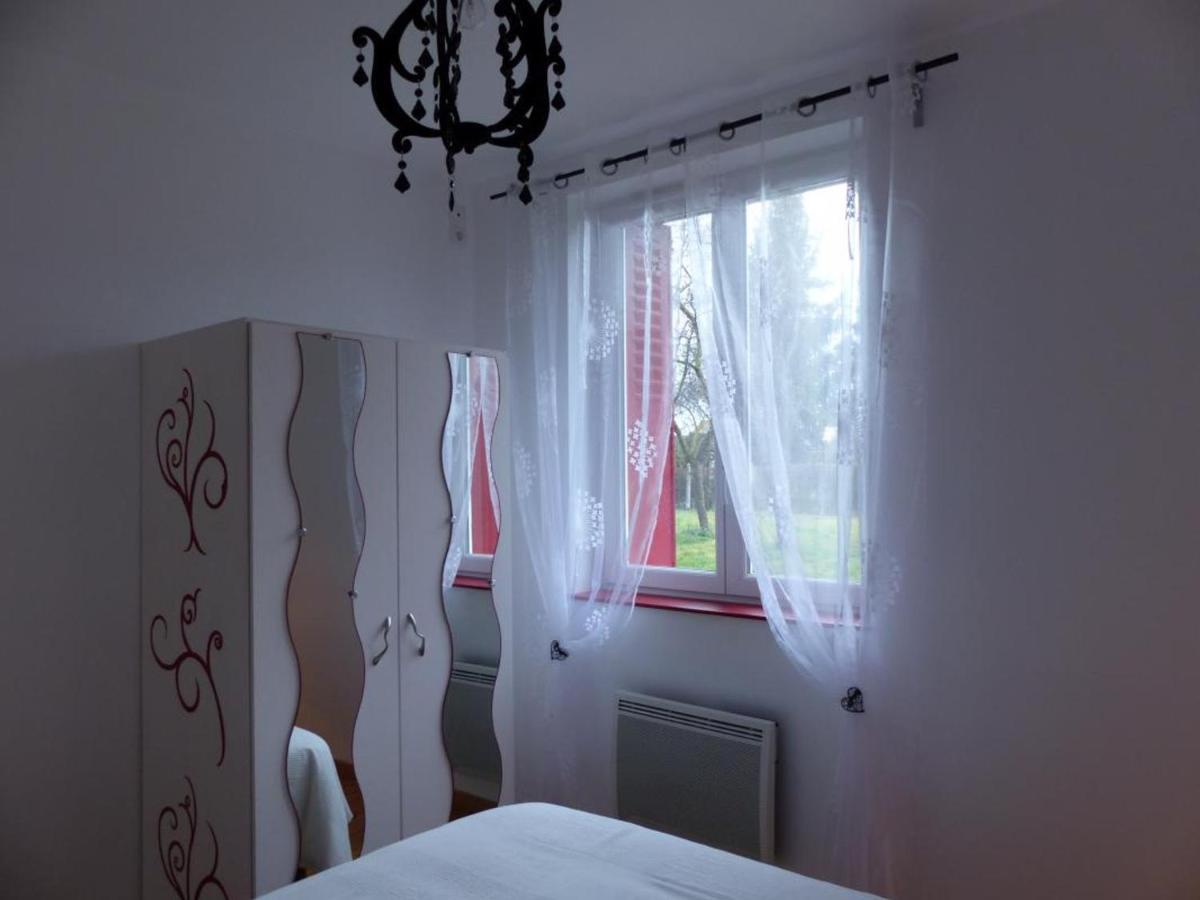 Maison Renovee Avec Cour Privee, Proche De Gannat, 3 Chambres, Animaux Acceptes, Equipements Modernes. - Fr-1-489-37 Poezat Exterior foto